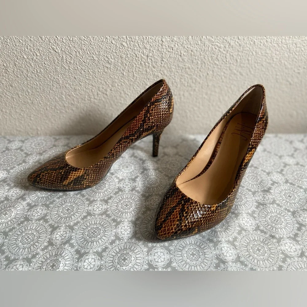 I.N.C~Sleek~Shiny~Snakeskin Design~Faux Leather~Pointed Toe~Pump~Heel~Size 6